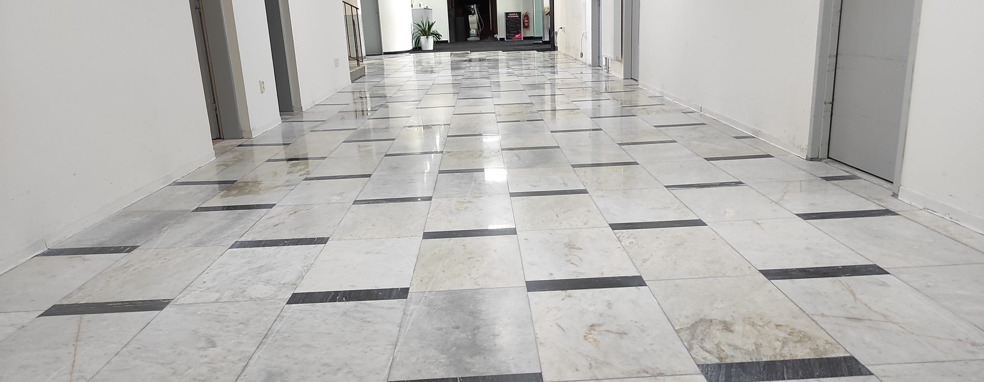 Vyleštěná kamenná podlaha po renovaci