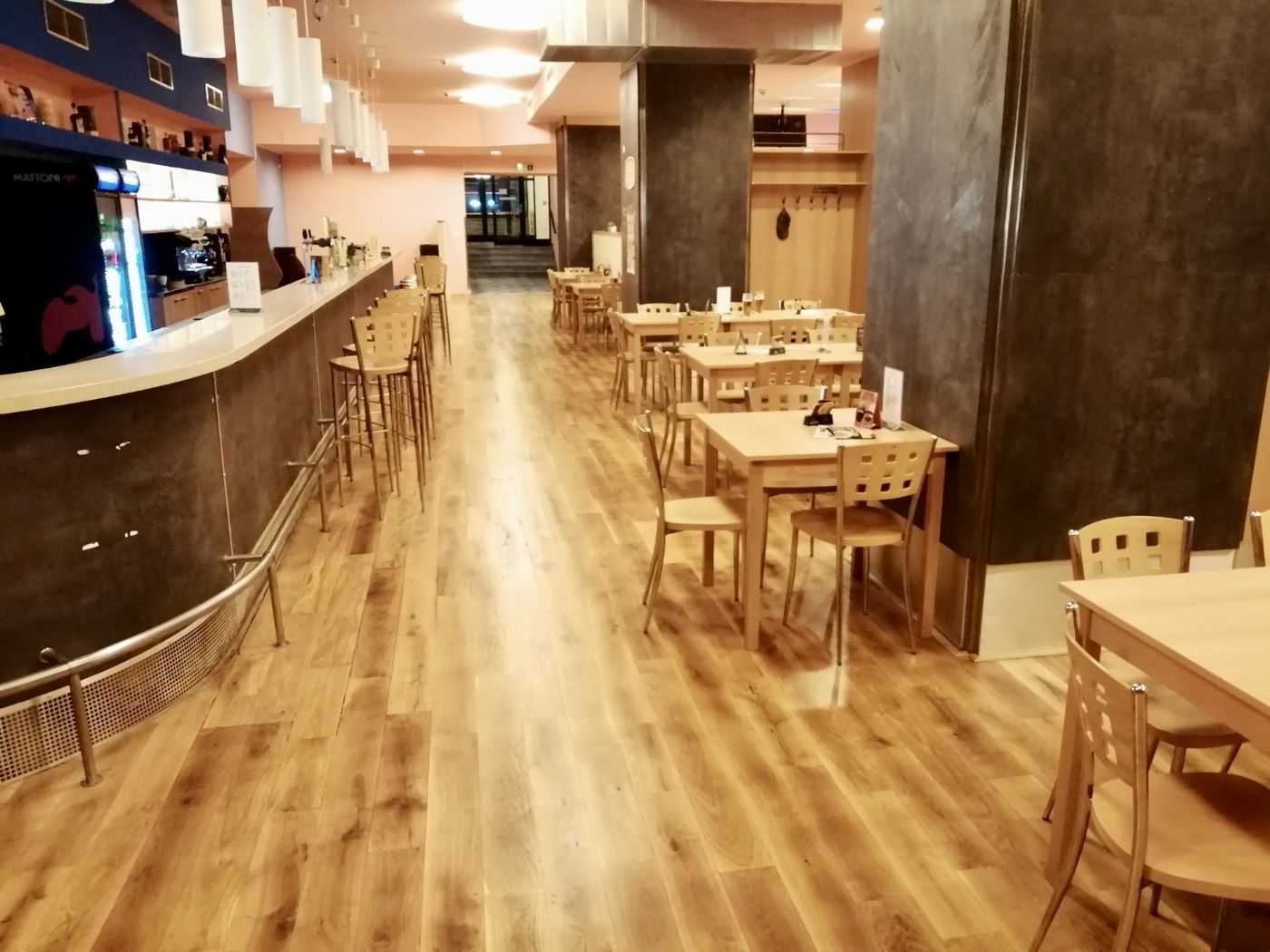 Naleštěná dřevěná podlaha baru po renovaci