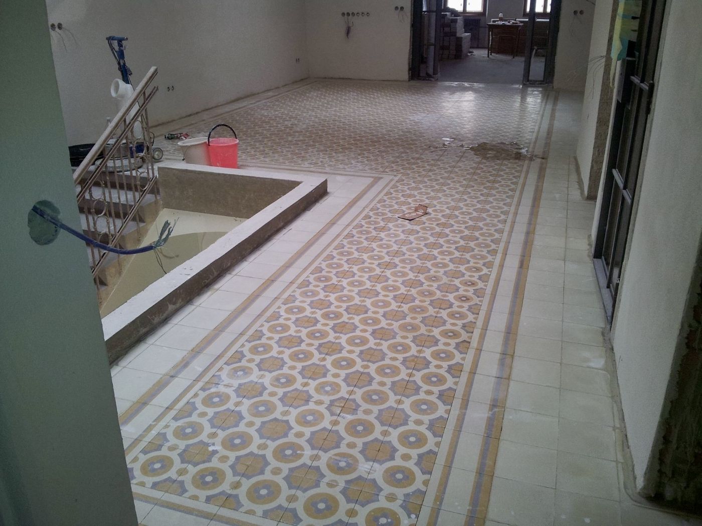 Restaurovaná vzorovaná dlažba po renovaci