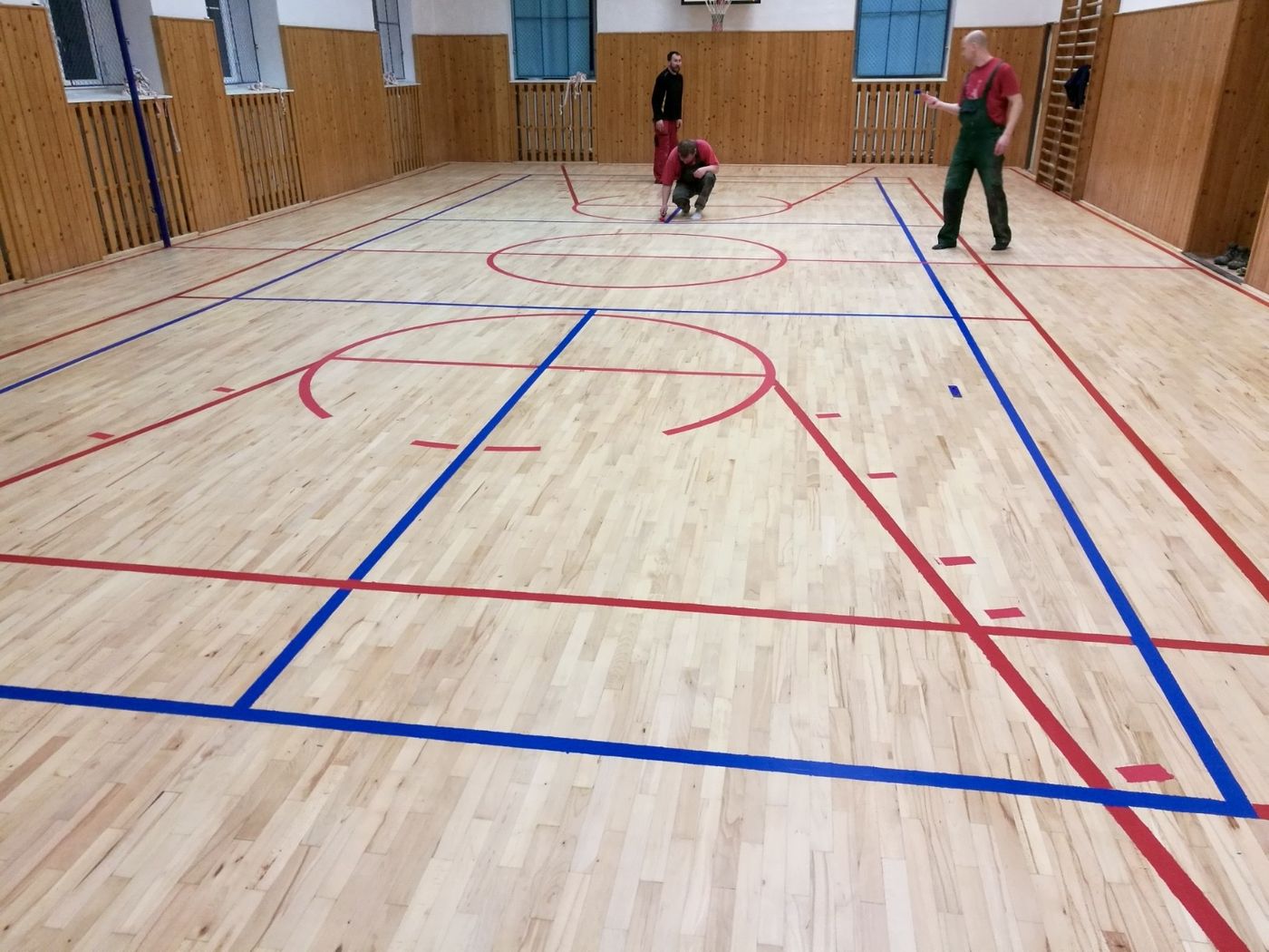 Tělocvična s nově vylajnovanou palubovkou po renovaci