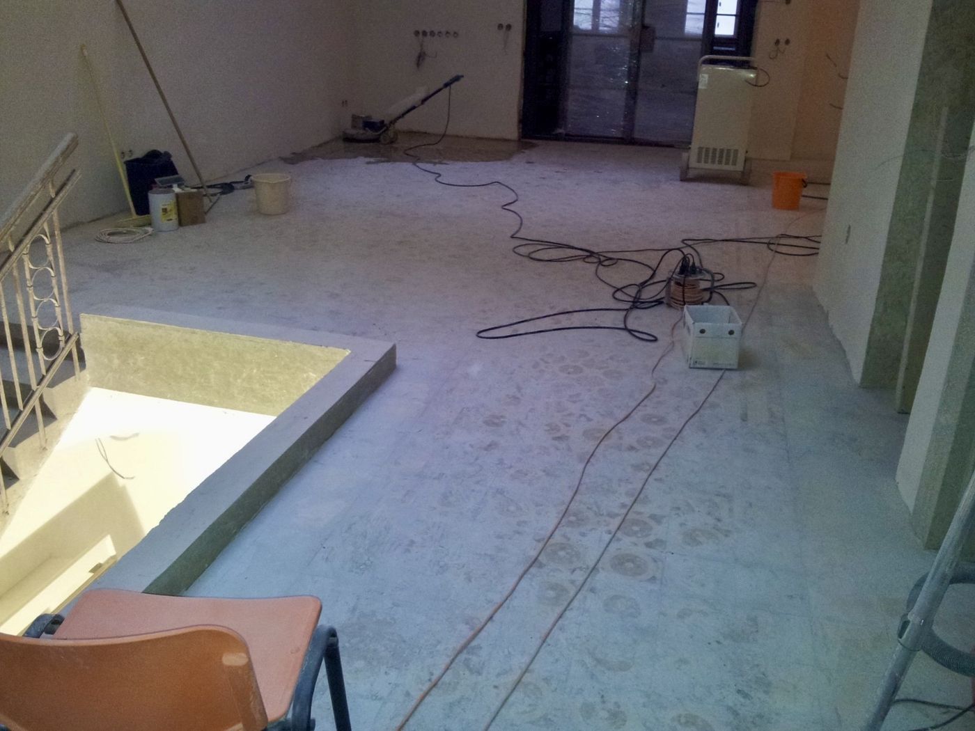 Zaprášená a poškozená dlažba před renovací