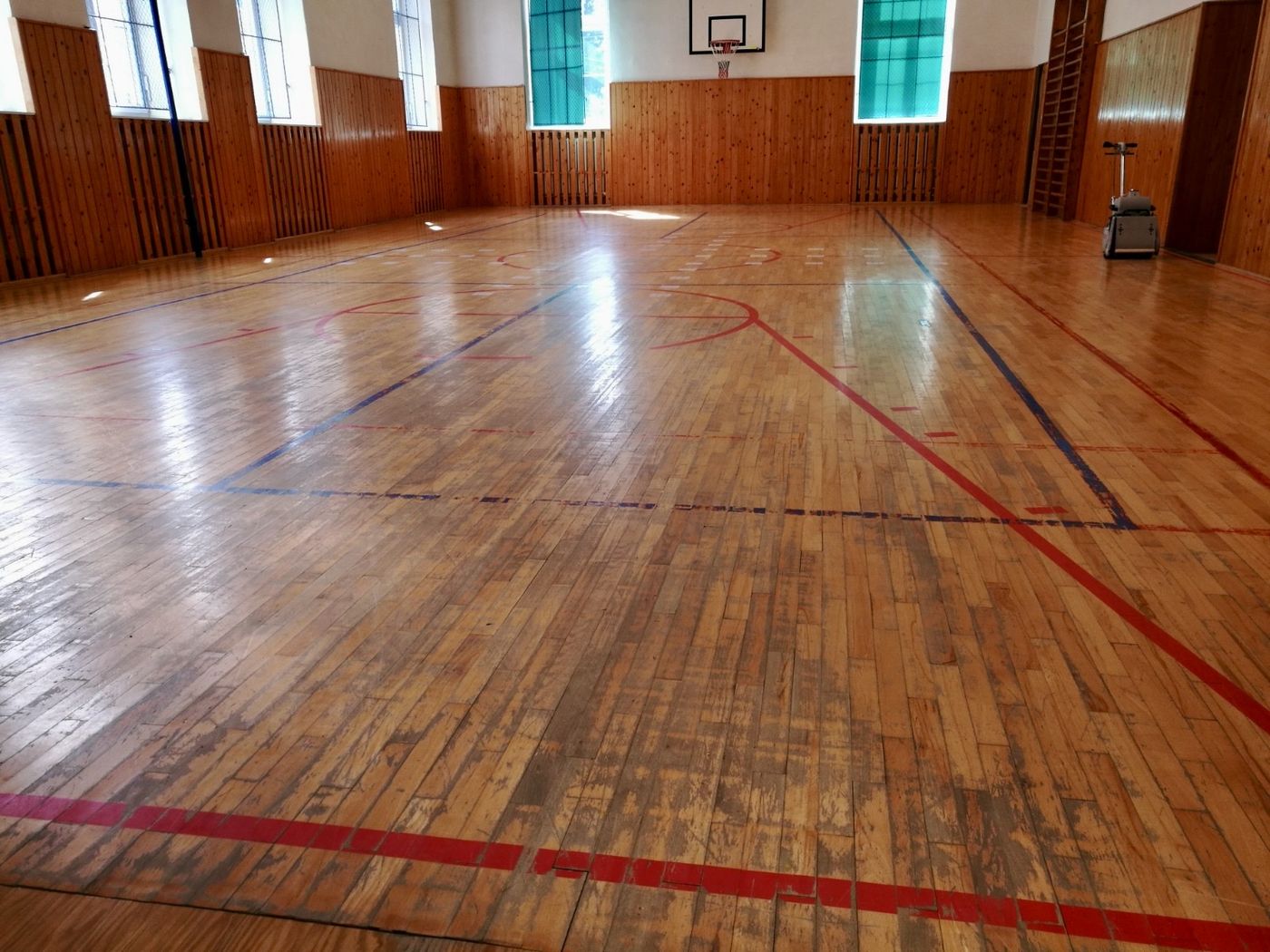 Opotřebovaná palubovka tělocvičny před renovací